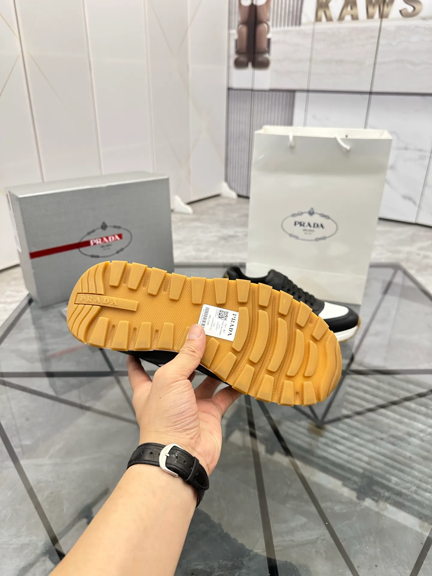 Men's shoes: 💰P600¥ High-end top quality Product trademark: Prada *"Prada*" low-top casual shoes Regular size: 38-45 (can be customized to 46) Product material: imported cowhide upper, breathable lining, cowhide foot pads, original ultra-light foam outsole. No.: 001